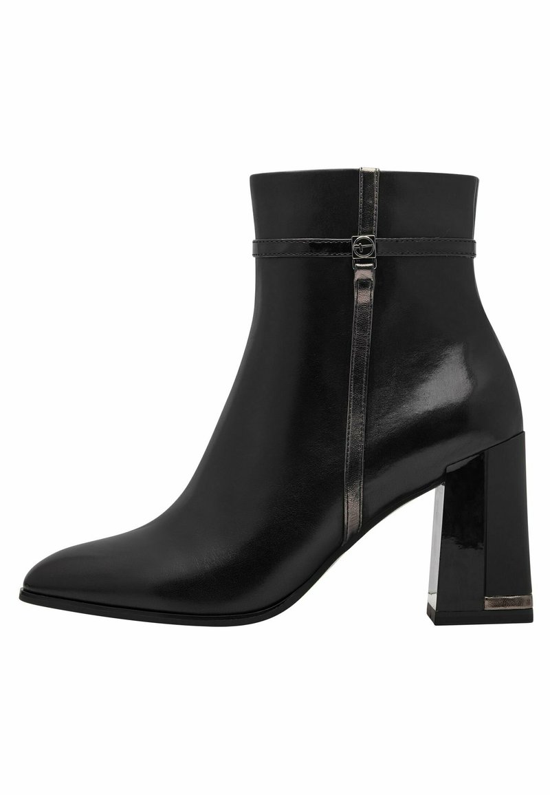 Bottines en cuir noir avec un bout pointu, finition brillante, talon bloc et fermeture éclair sur le côté, ornées d'accents métalliques et d'une sangle étroite.
