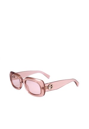 Occhiali da sole rettangolari con lenti leggermente rosa, montatura spessa e traslucida con dettagli rotondi in metallo del logo sulle aste.