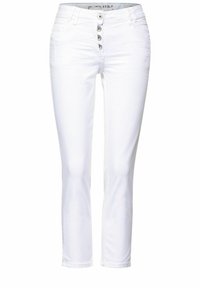 Pantalones de mezclilla blancos con corte recto, diseño de cinco bolsillos y cierre de botón con cinco botones metálicos. Textura suave y acabado limpio.