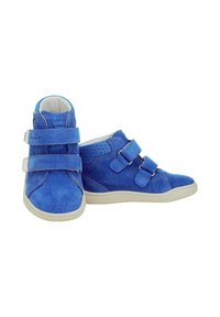 Niebieskie zamszowe buty na dwa regulowane paski na rzep, zaokrąglony czubek i jasne gumowe podeszwy. Teksturalne boczne panele dla dodatkowego wykończenia.
