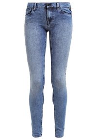 Jeans de mezclilla de corte ajustado en lavado azul claro, con un clásico diseño de cinco bolsillos, cierre de cremallera y un sutil desgastado para textura.