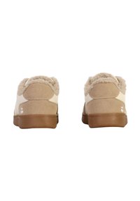 Sneakers in suede beige con morbida fodera beige, dettagli bianchi e suole in gomma marrone. Schiena dritta con minimal branding sul tallone.
