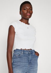 Tommy Jeans SMOCK - Paprasti marškinėliai - white