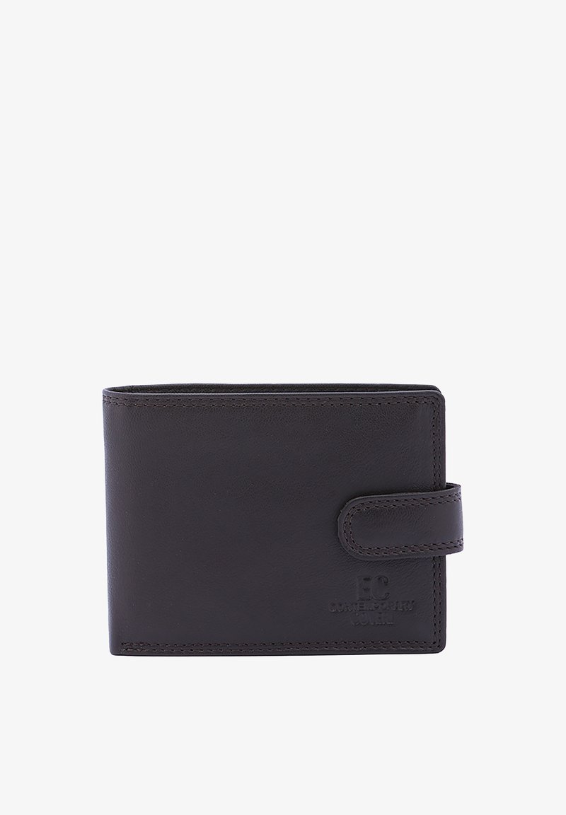 Bruine leren portefeuille met een rechthoekige vorm, een veilige sluiting met tab, tonale stiksels en een verhoogde branding aan de voorkant.