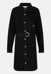 Zwarte denim jurk met lange mouwen, zilveren knopen, een tailleband met zilveren gespsluiting, kraag, borstzak en CK logo patch.