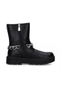 Stivaletto in pelle nera con zip laterale, caratterizzato da un accento a catena a forma di cuore in argento attorno al gambale e una suola spessa nera testurizzata.