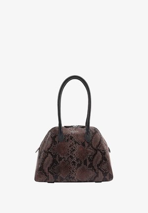 Bruine en zwarte handtas met slangenprint in een ronde vorm, zwarte leren handvatten en een ritssluiting aan de bovenkant.