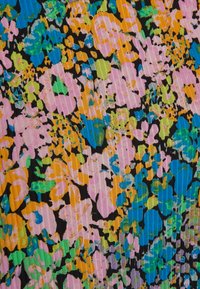Tecido com estampa floral vibrante, apresentando rosa, laranja, verde e azul sobre um fundo preto, com uma superfície texturada e estriada.