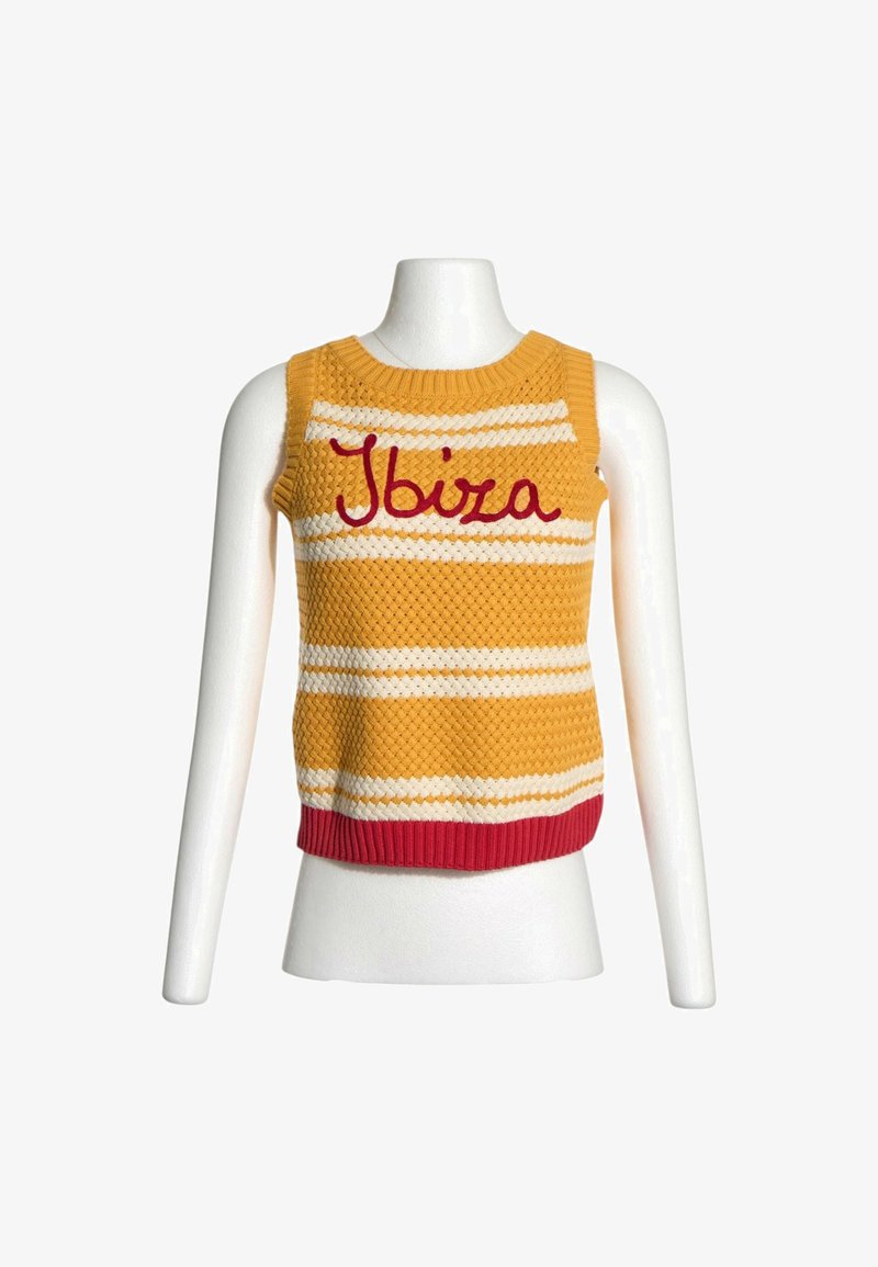 Haut sans manches en tricot rayé jaune et blanc avec bordure rouge et texte rouge "Ibiza" sur un torse de mannequin blanc.
