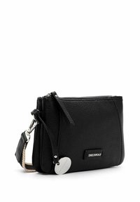 Sort læder crossbody taske med en struktureret overflade, sølv hardware, lynlås lukning og en aftagelig rem. Præget logo på forsiden.