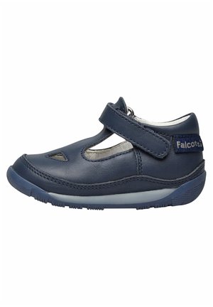 Scarpa blu in pelle con un design a intaglio, cinturino regolabile e suola texture. Presenta il logo laterale.