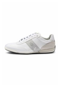 Scarpe sportive bianche realizzate in materiali mesh e suede, con punta rotonda, dettagli grigi e un logo sul lato. Suola in gomma.