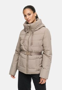 Beige pufferjacka med hög krage, dragsko-hette och bälte i midjan. Har kviltad textur och dragkedjestängning fram.