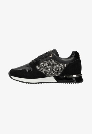 Czarny sneaker z białym nakrapianym bocznym panelem, czarne sznurowadła, biała śródpodeszwa, czarna podeszwa zewnętrzna i metaliczny akcent na pięcie, widziany z boku.