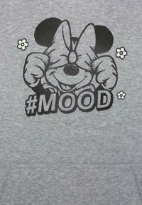 Grå hettegenser med et svart grafisk motiv av en karakter med lukkede øyne og hevede hender, med teksten "#MOOD" og små hvite blomster.