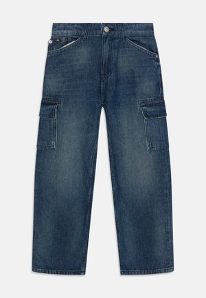 Pantaloni cargo in denim blu con tasche frontali, due tasche cargo con patta ai lati, passanti per cintura e chiusura con bottone in vita.