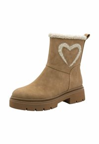 Botín de ante marrón con suela gruesa y texturizada, tobillo forrado de forro polar y un aplique en forma de corazón de piel de oveja blanca en el lateral.
