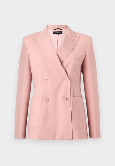 Ροζ διπλόσαρκο σακάκι με notch πέτο, τέσσερα κουμπιά, δύο μπροστινές τσέπες και μακριά μανίκια σε μονόχρωμο φόντο.