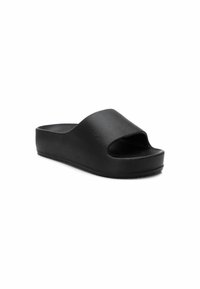 Sandalia negra de slide con diseño de puntera abierta y tira ancha. Fabricada con material sintético suave y con suela texturizada para mayor agarre.