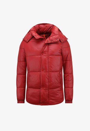 Rode gevoerde winterjas met een hoge kraag, drukknoopsluiting, met rits afsluitbare zijzakken en elastische manchetten op een witte achtergrond.