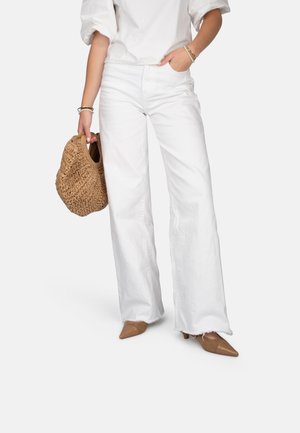 Weiße Jeans mit weitem Bein und ausgefranstem Saum, kombiniert mit einer strukturierten gewebten braunen Handtasche und nudefarbenen spitzen Schuhen. Lässige Passform, entspannter Look.