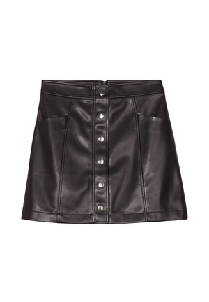 Jupe en simili cuir noir avec une coupe ajustée, dotée d'une patte de boutonnage à l'avant, de deux poches latérales et de détails de couture visibles.