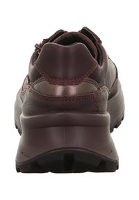 Braune und kupferfarbene Leder-Sneaker, von hinten betrachtet, mit gepolstertem Schaft und dicker Gummisohle mit tiefen Profilen.