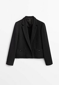 Mustat lyhyt takki, joka on valmistettu teksturoidusta kankaasta. Siinä on läpällinen kaulus ja kaksi etutaskua, joissa on napin yksityiskohdat.