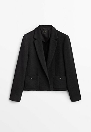 Schwarze, kurze Blazerjacke aus strukturiertem Stoff, mit einem Auffälligen Reverskragen und zwei Vordertaschen mit Knopfdetails.