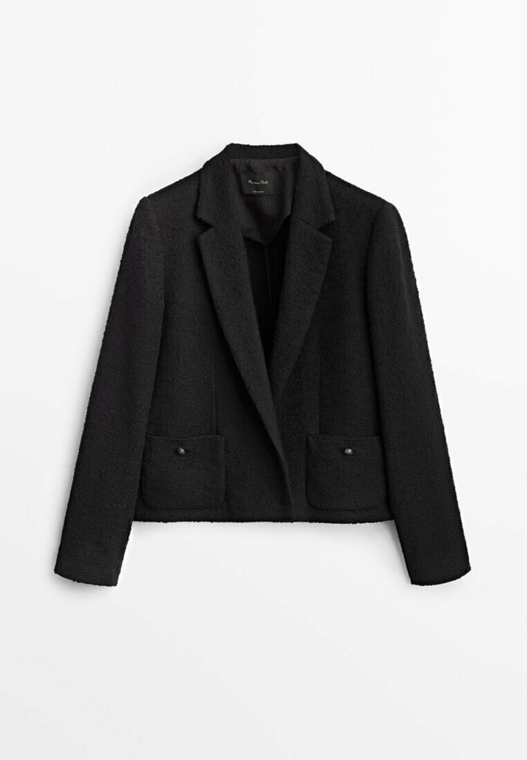 Mustat lyhyt takki, joka on valmistettu teksturoidusta kankaasta. Siinä on läpällinen kaulus ja kaksi etutaskua, joissa on napin yksityiskohdat.