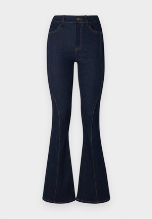 Jeans a zampa d'elefante in denim scuro con cuciture arancioni, dotati di vita aderente e aperture per le gambe svasate; texture liscia e classico design a cinque tasche.