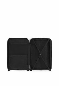 Zwarte koffer met een harde buitenkant, binnencompartimenten, gaaszakken, kruisbanden en een gestructureerde voering. Toont een met rits gesloten sectie.