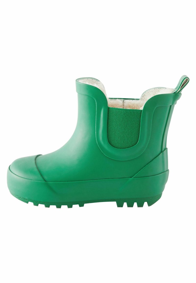 Bota de lluvia de goma verde con acabado texturizado, de altura hasta el tobillo, con puntera reforzada y suela con agarre para tracción. Forro suave para mayor comodidad.