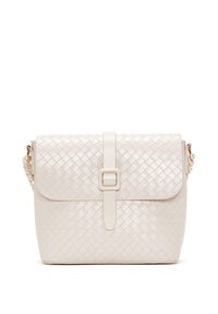 Borsa a tracolla in pelle color crema intrecciata con chiusura a pattina piatta, una tracolla centrale e fibbia, e una superficie texturizzata. Presenta una tracolla intrecciata.
