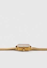 Χρυσό ορθογώνιο ρολόι με λεία θήκη, μπρασελέ από δίχτυ και μίνιμαλ καντράν με λεπτούς δείκτες και κορώνα στην πλευρά.