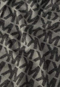 Țesătură texturată în gri, cu un model întunecat repetat. Materialul pare moale, cu un aspect și senzație țesută.