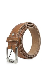 Cinturón de cuero marrón con costuras blancas, con una hebilla rectangular de metal plateado y un logo. Enrollado para exhibición, mostrando una textura suave.