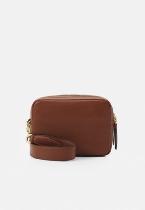 Brązowa, prostokątna skórzana torba na ramię z złotym zamkiem błyskawicznym i odłączanym szerokim paskiem na białym tle.