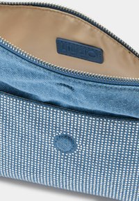 Borsa a pochette in denim con paillettes metalliche, esterno azzurro chiaro, fodera interna beige e chiusura con zip. Presenta un'etichetta di marca all'interno.