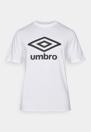 Balts kokvilnas T-krekls ar lielu melnu "Umbro" logo un dimanta grafiku uz priekšpuses. Īsās piedurknes, apaļa kakla izgriezuma forma, klasiskā piegriezne.