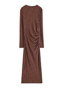 Lang brun kjole med sorte prikker, med rund udskæring og ruching-detalje på bagsiden, lavet af blødt, strækbart stof.