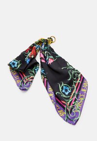 Silkesjal i svart med färgglada blommönster och djärva textdetaljer. Inkluderar en guldring upptill för fäste.