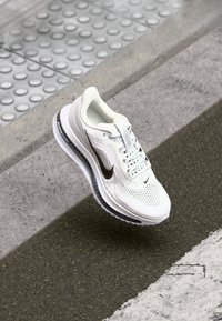 Nike Performance PEGASUS PREMIUM - Tenisice za cestovno trčanje - white/metallic silver