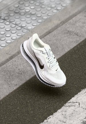 PEGASUS PREMIUM - Road running shoes - white/metallic silver