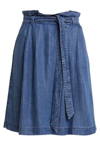 Denim A-linje kjol med bälte i midjan, featuring en slät textur och en mellanblå färg. Inkluderar lätta veck för extra volym.