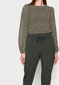 Vero Moda Tall Jogginghose - khaki