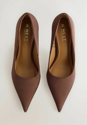 M elefantin russet de satin cu vârful ascuțit și textură netedă, având un vamp tăiat jos și un branding subtil pe branț. Mărimea 6½ (40).