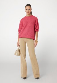 Guess RUNDHALSAUSSCHNITT  - Strickpullover - rose