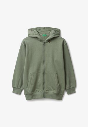 Felpa verde con zip, con tasche frontali, polsini e orlo a coste, e cappuccio attaccato, stesa su uno sfondo bianco.