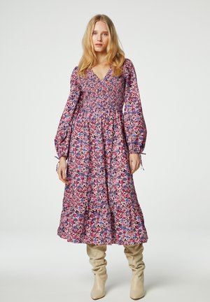 Blumenkleid mit langen Ärmeln in Pink, Blau und Lila, mit gerüschtem Oberteil und gestuftem Rock. Mit puffigen Ärmeln und dekorativen Bändern.